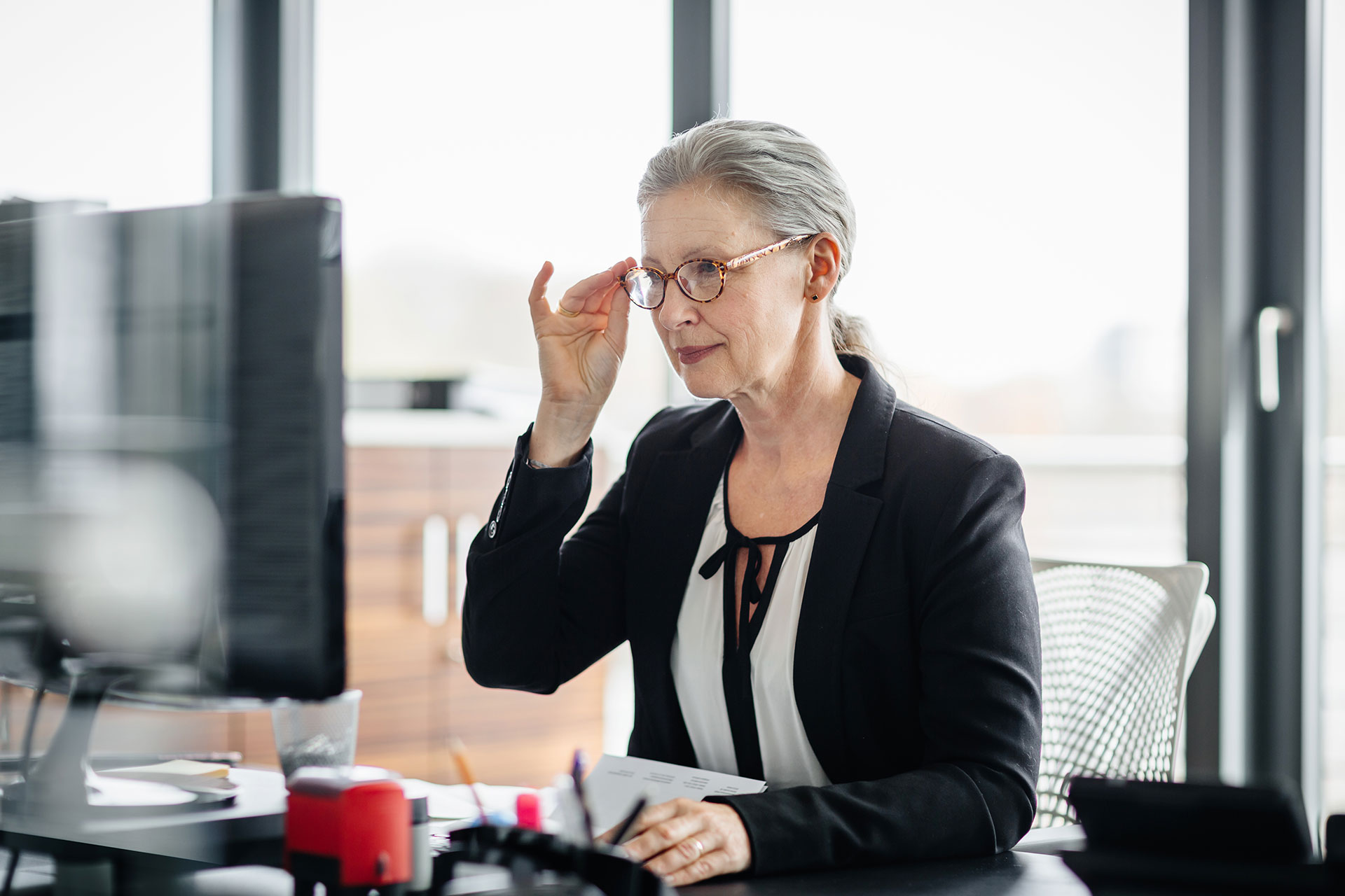 Istock. Пожилая женщина в офисе. Деловая женщина среднего возраста. Женщина в бизнесе пожилая. Женщина средних лет в офисе.